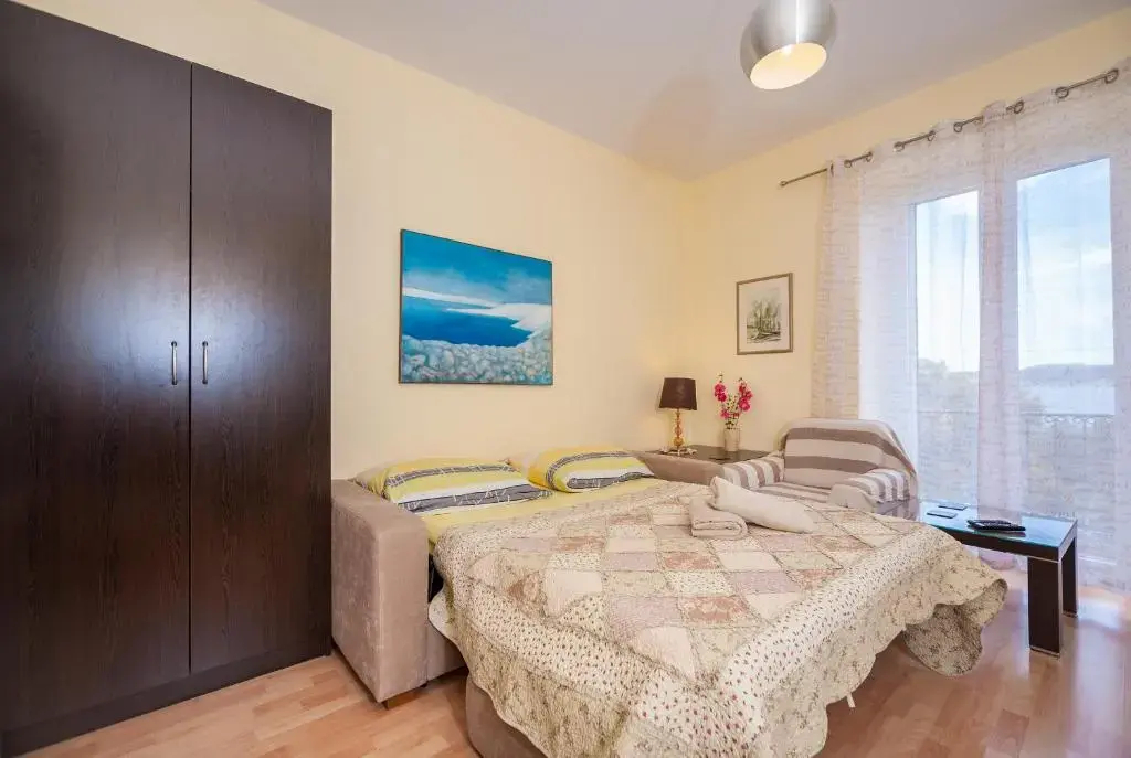 Vera Apartments with Sea view and Old town view