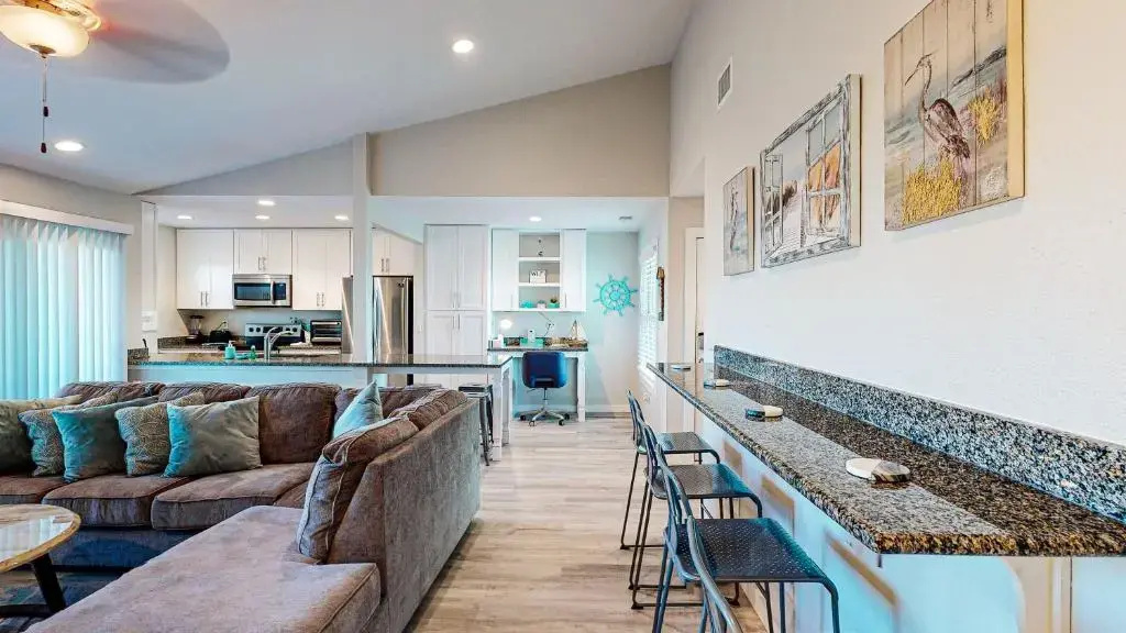 AH-G226 Remodeled Second Floor Condo, Shared Pool & Hot Tub, Near Marina