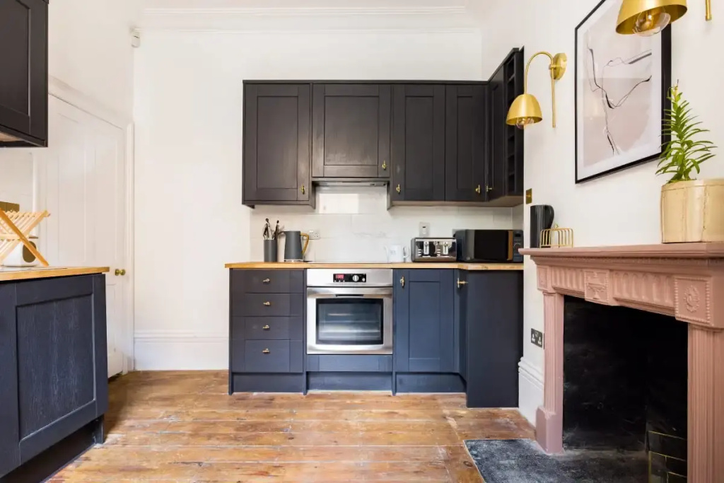 The Heart of Angel - Bright 2BDR House with Terrace, Gym & Cinema