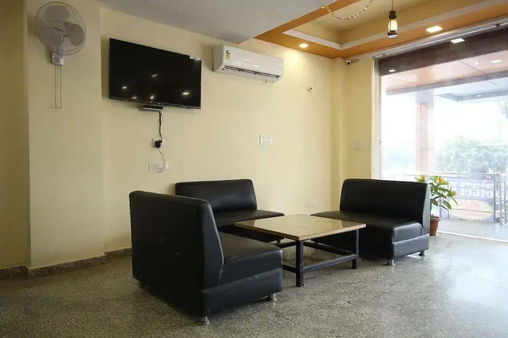 Oyo Flagship 33020 Kusum Vihar Jagat Pura