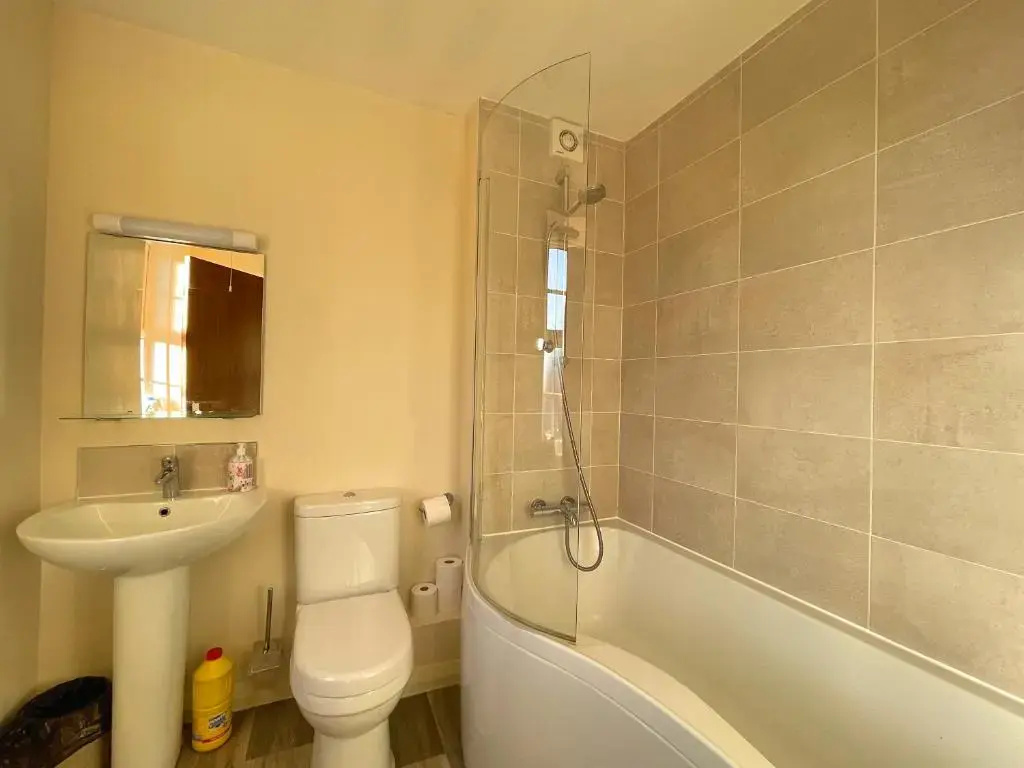Spacious 4 Bedroom House with Garden