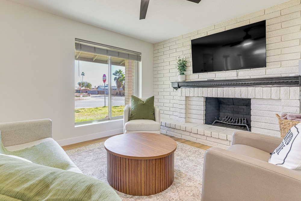 Snowbird Haven w/ Hot Tub! 3 Mi to Dtwn Chandler