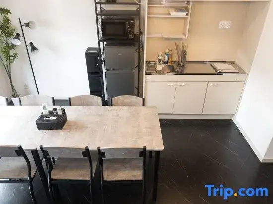 Shinjuku | Maximum 10ppl | Double×2　Semi-Double×3 | 3-minute walk from the station | 40sqm | 502