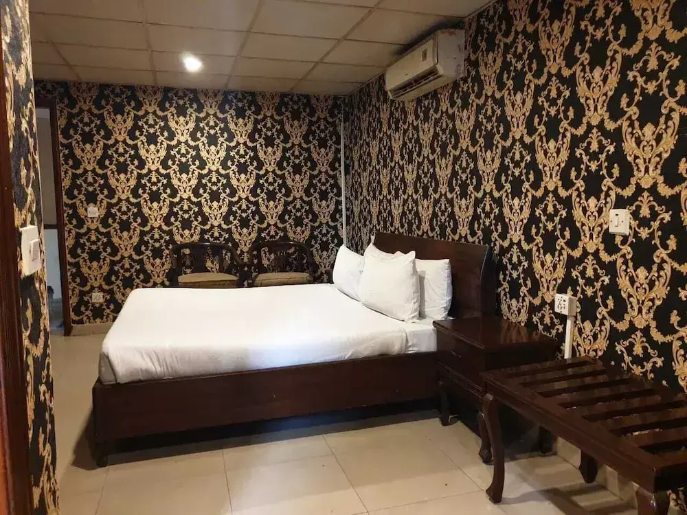 Grand One Hotel Faisal Town