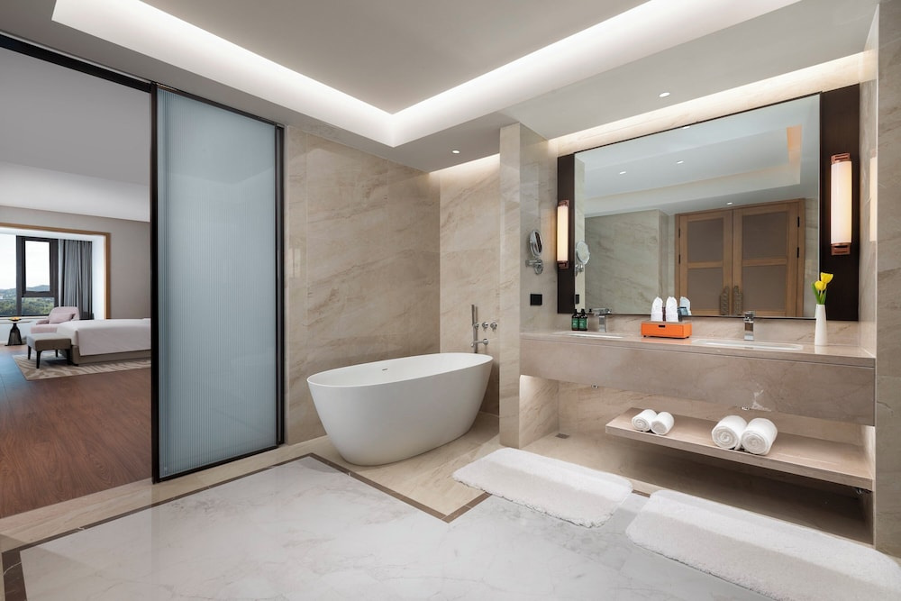 Crowne Plaza Xiangyang Fuchun Lakeside by IHG