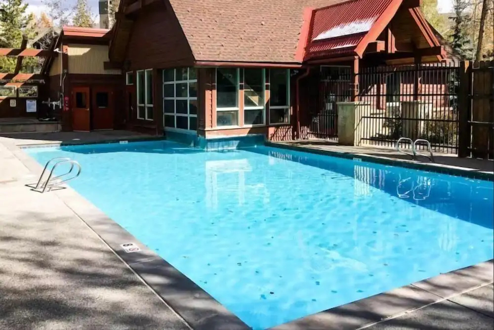 4 O Clock Ski Run Spacious 2 Bedroom Rental - Half Block from Snowflake Lift!