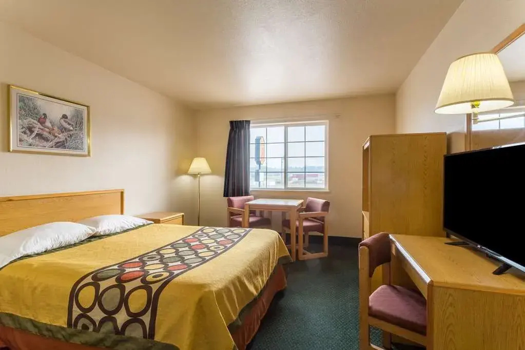 Super 8 by Wyndham Hamilton