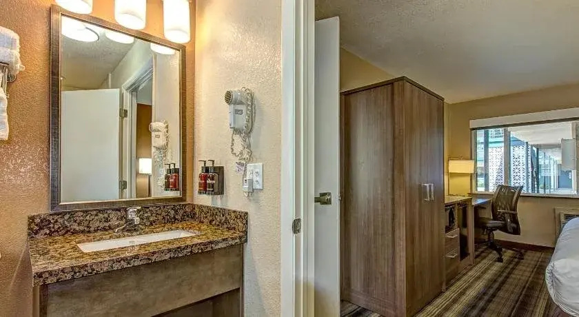 Boulder University Inn