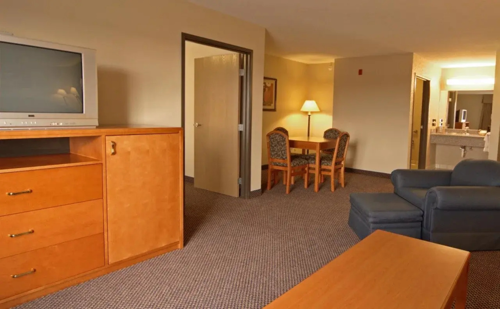 Paola Inn and Suites