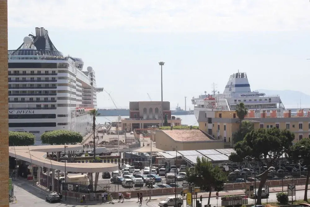 LA FINESTRA SUL PORTO