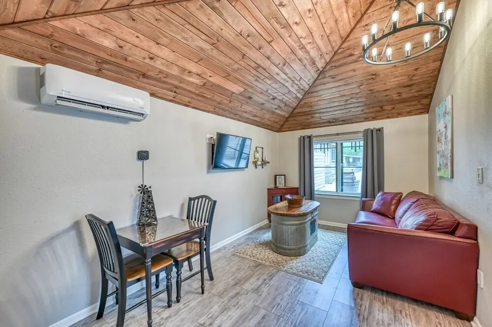 Unique Historic Wash House With Cozy Patio and Fire Table