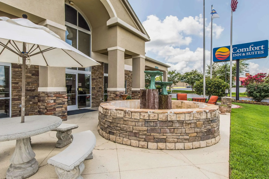 Comfort Inn & Suites Greenwood near University