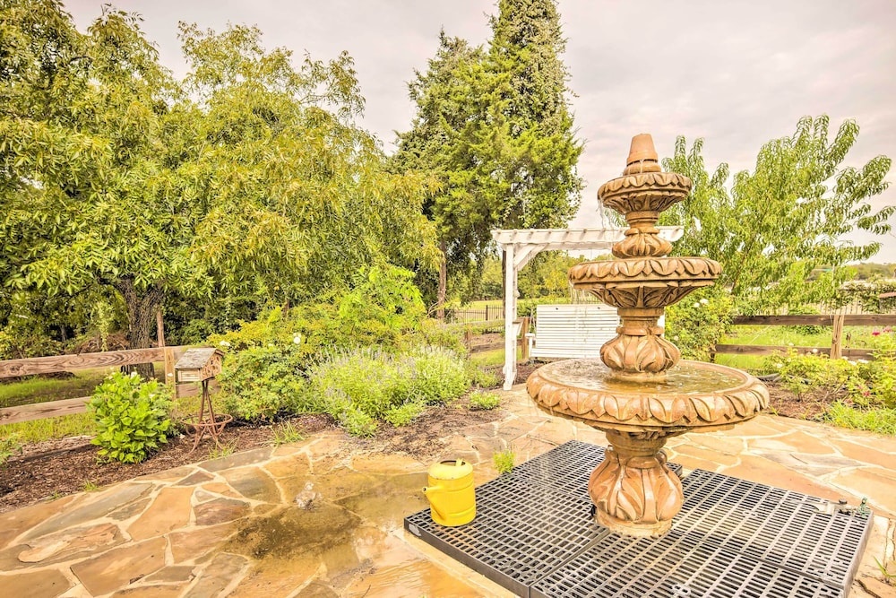 'the Gathering Place' Brenham Home on 6 Acres