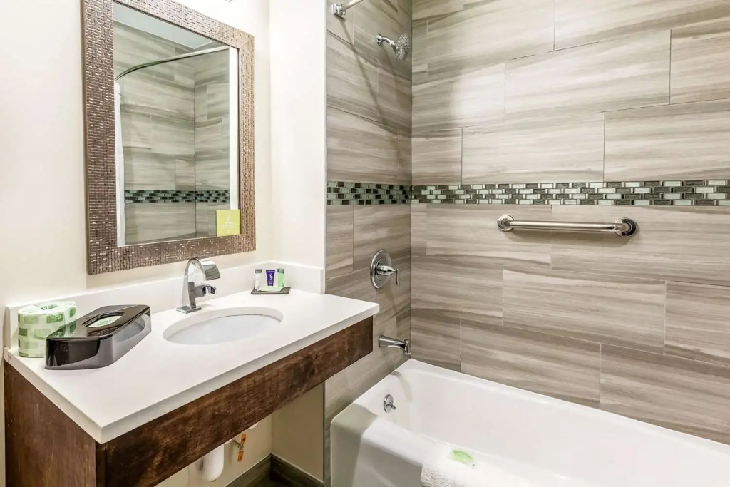 Van Wyck Hotel & Suites Near JFK Airport