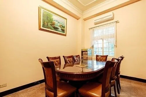 Earl Holiday House