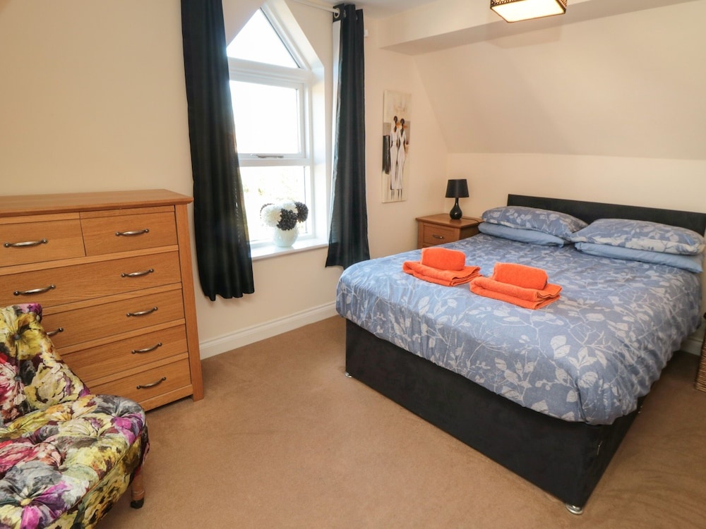 Carisbrooke House, Apartment 6