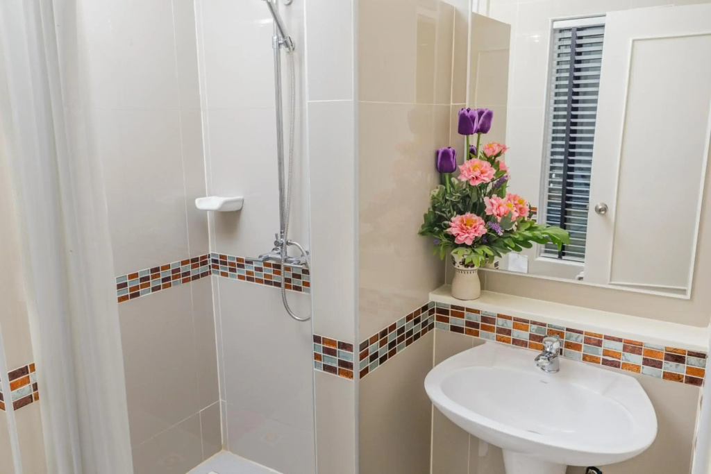 Tuana Hotels Brook Pool Access