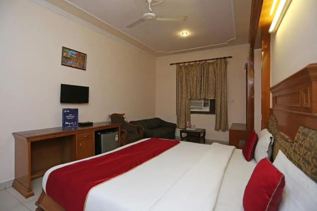 Fabhotel Gold Palace