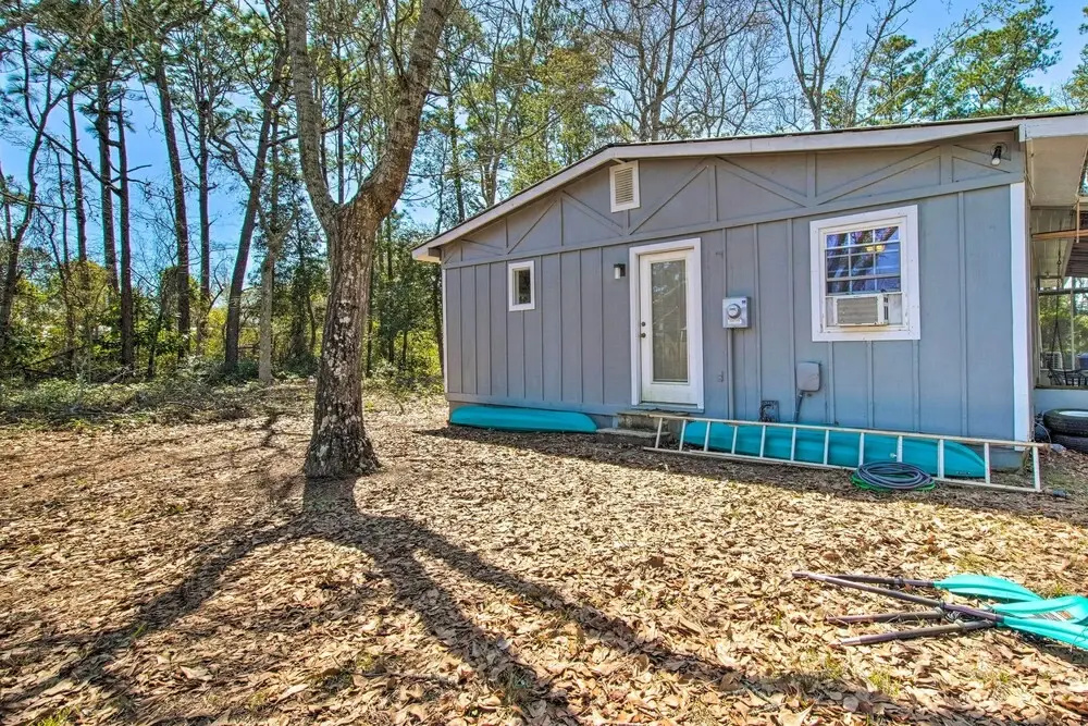 Sunny Oak Island Retreat - 3 Blocks to Beach!