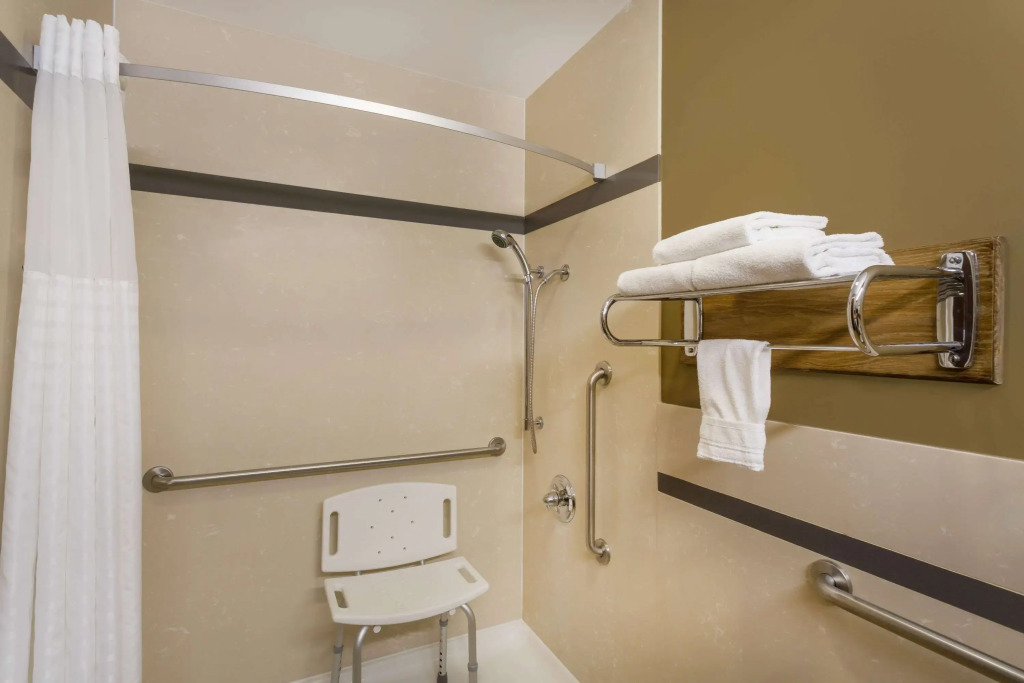 Super 8 by Wyndham Martinez