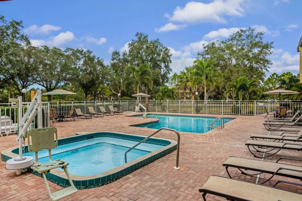 Comfort Inn & Suites Sarasota I75