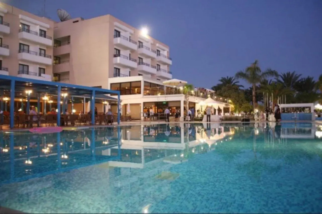 Queen's Bay Hotel