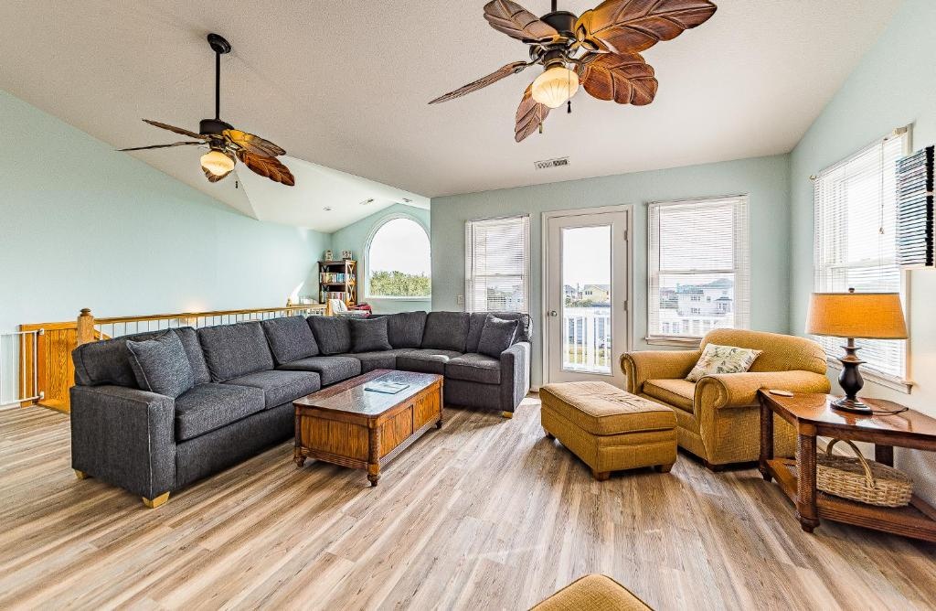 K1801 King BEEch - Private Pool, Hot Hub, Ocean Views, Fenced Yard!