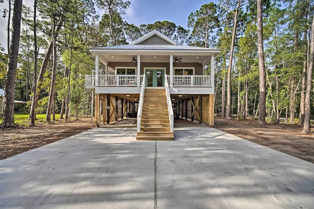 Quiet Fisherman's House w/ Hot Tub + Tropical Bar!