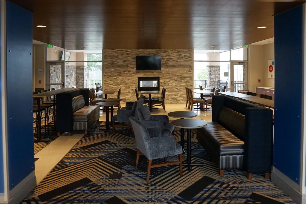 Holiday Inn Express & Suites - Aurora Medical Campus by IHG