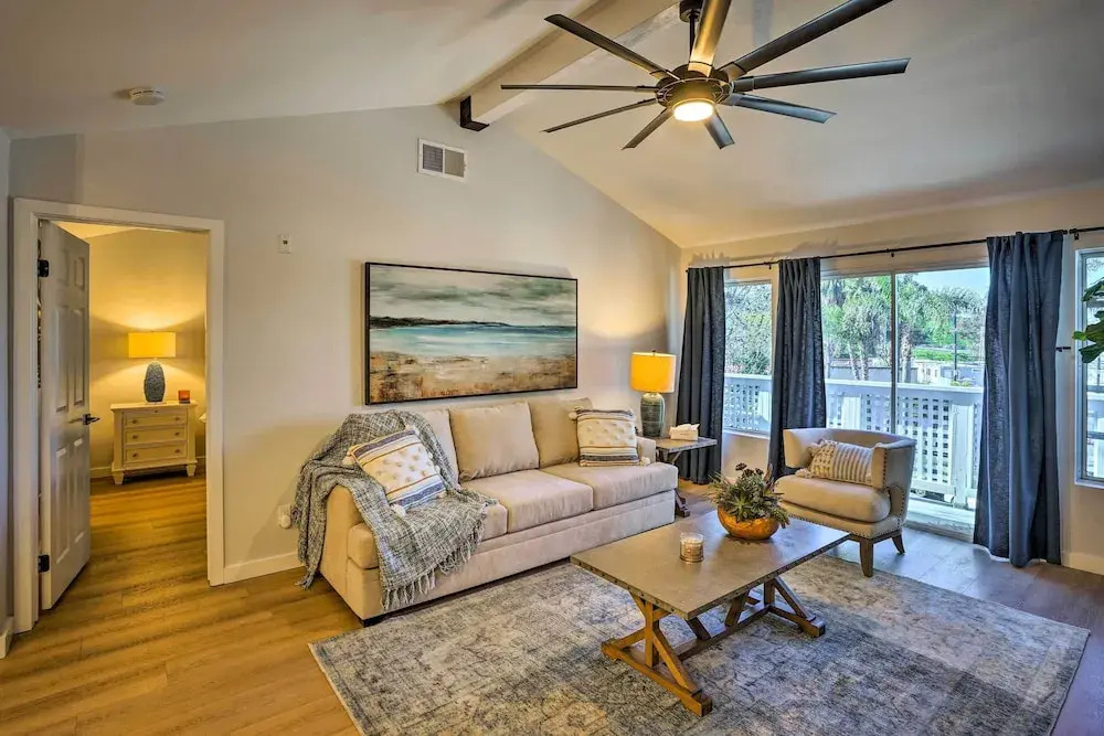 Cozy-chic Condo: Walk to Beach & Park!