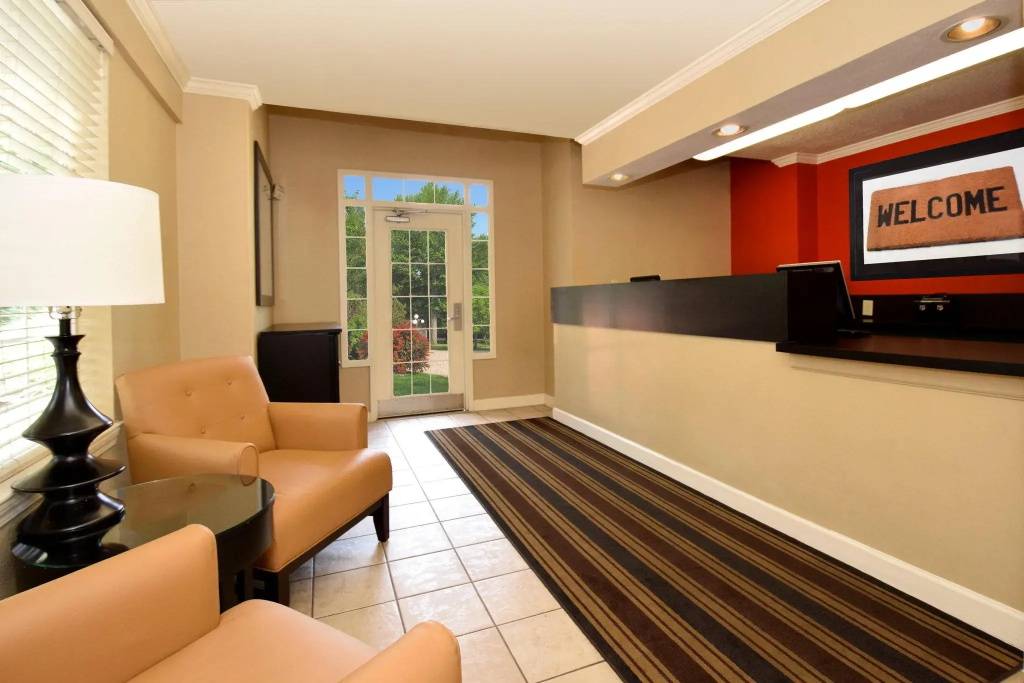 HomeTowne Studios by Red Roof Chantilly
