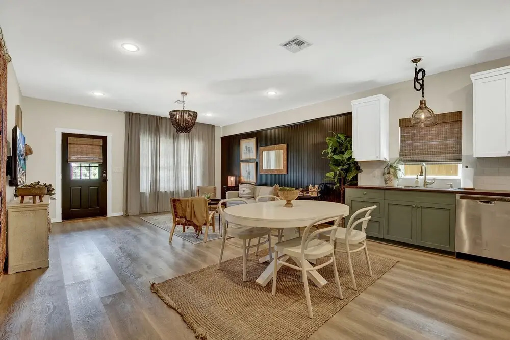 The Das Apfelhaus! A Luxurious and Eclectic Escape Near Main!