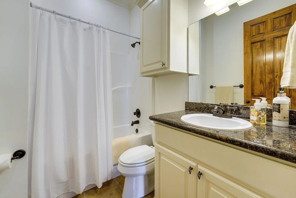 Large, Elegant Home u003c 2 Miles to Ole Miss