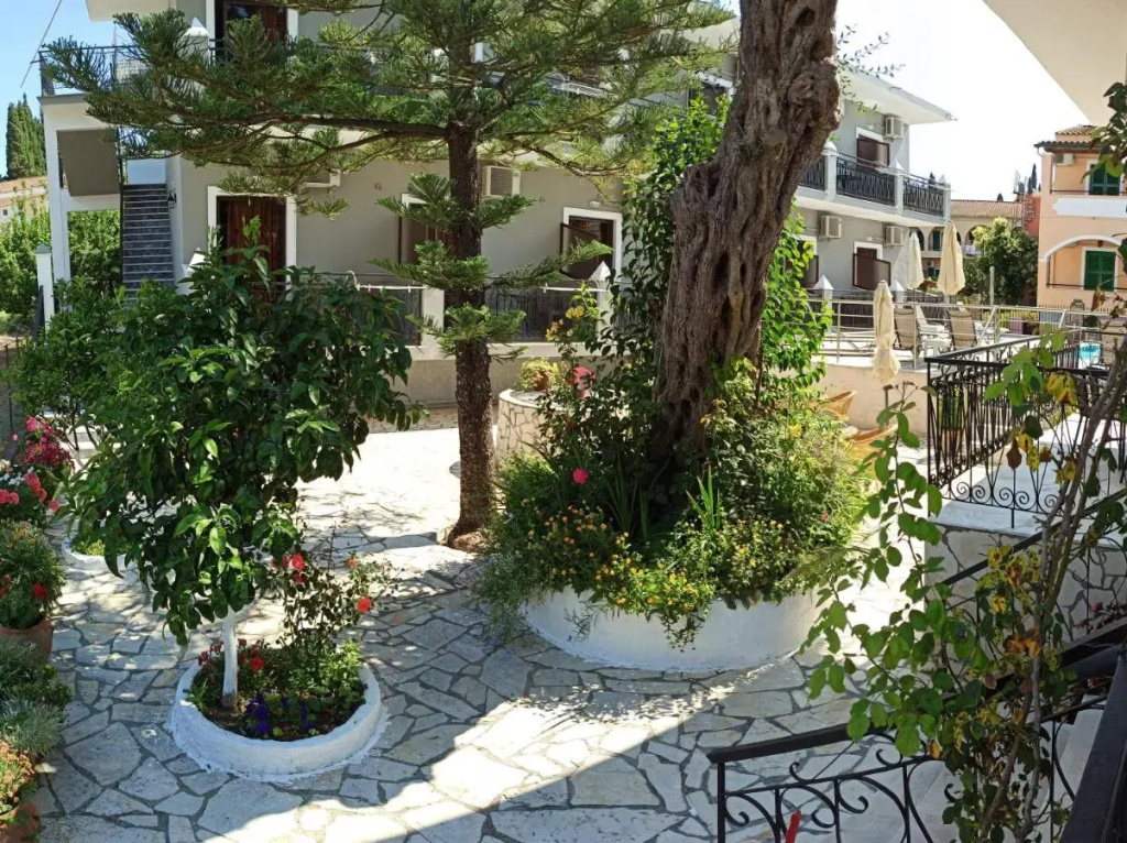 Dionisos Apartments