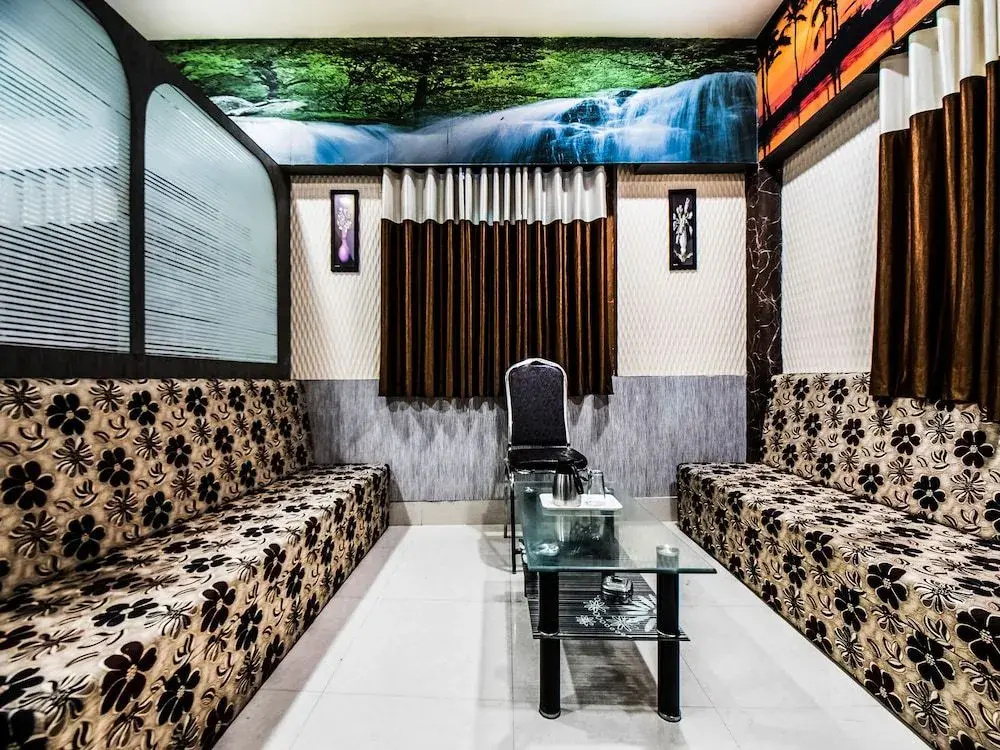 Oyo 28557 Hotel M V International