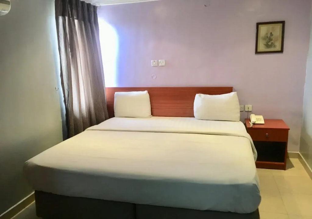Crown Cottage Hotel