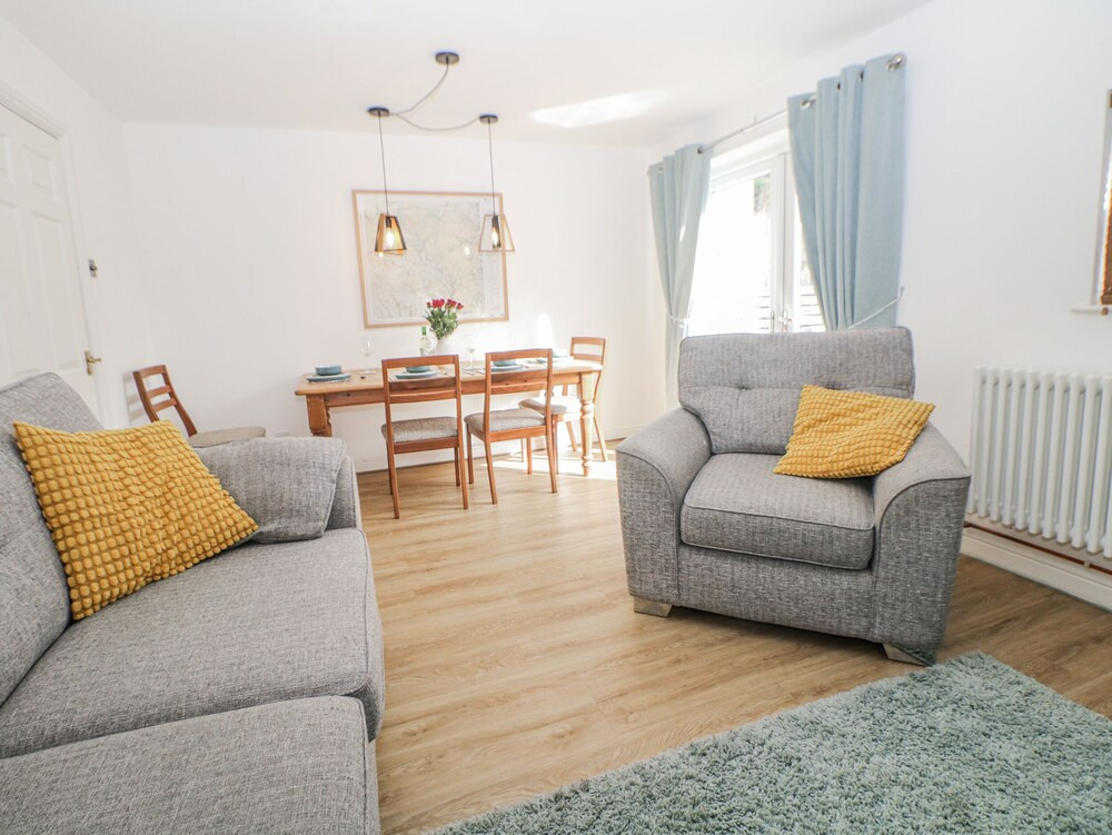 6 Fidlers Close