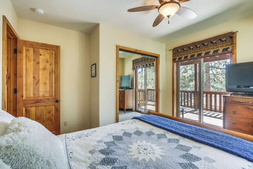 4 Mi to Snow Summit: Cabin w/ Mtn Views & Decks