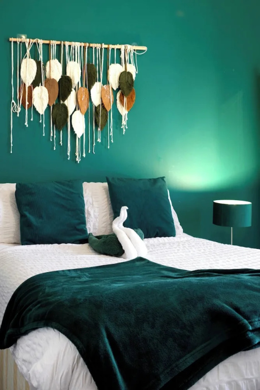 Elegant 5-bedroom Home- Fast Wifi, Free Parking & Netflix