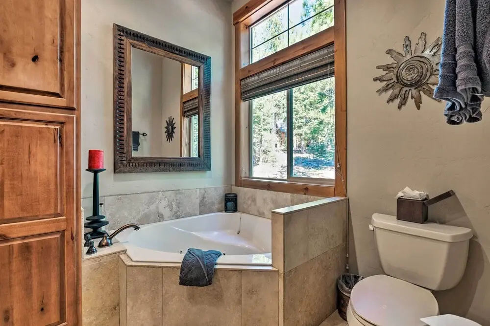 Truckee Escape w/ Hot Tub Near Ski Resorts