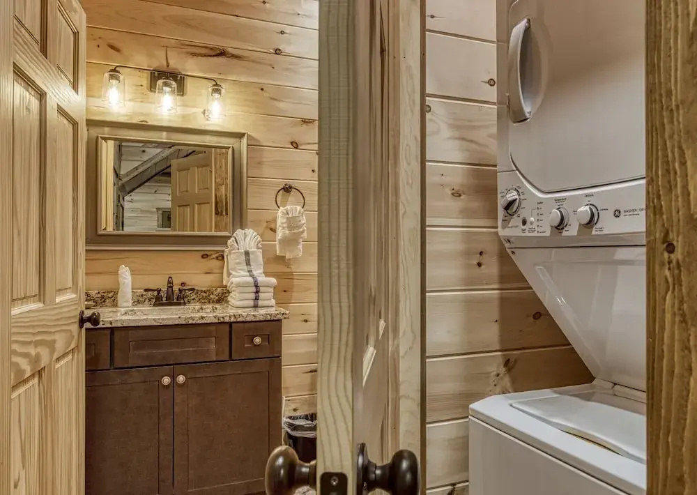 ERN841 - SWEET FEET RETREAT - LOCATION, LOCATION, AND PRIVATE INDOOR POOL! cabin