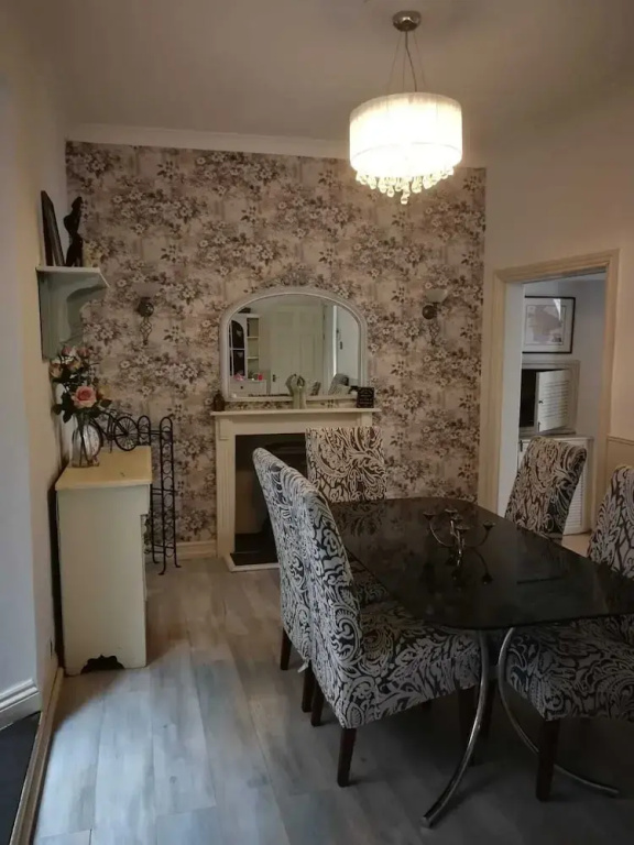 Tranquil Retreat - 3 Bedroom House with hot tub