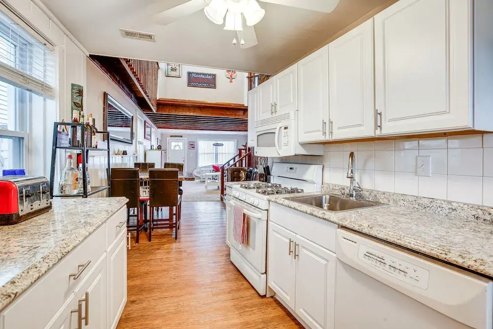 Wildwood Retreat w/ 2 Balconies: 5 Blocks to Beach