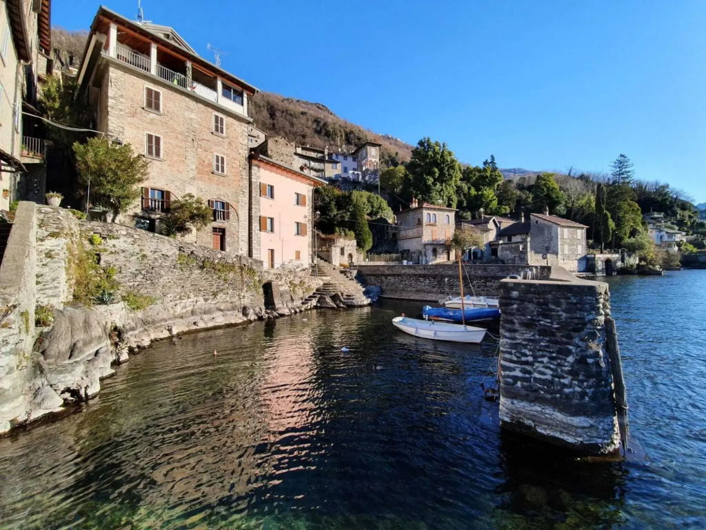 Snug apartment in Dervio with balcony or terrace