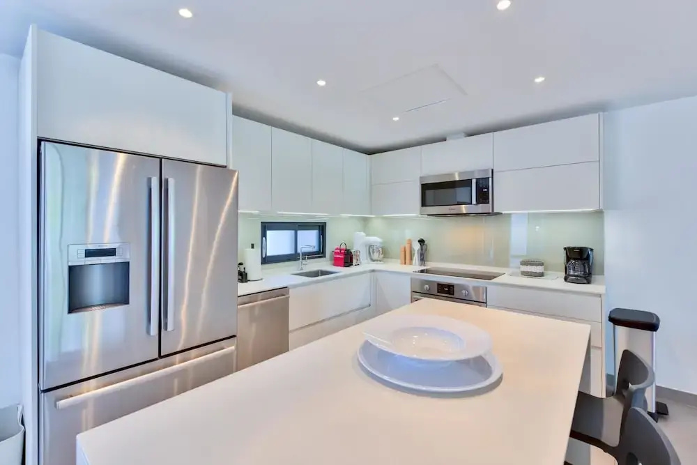 Contemporary Condo, Walk to Beach, Shops, Restaurants, AC, Free Wifi, Pool
