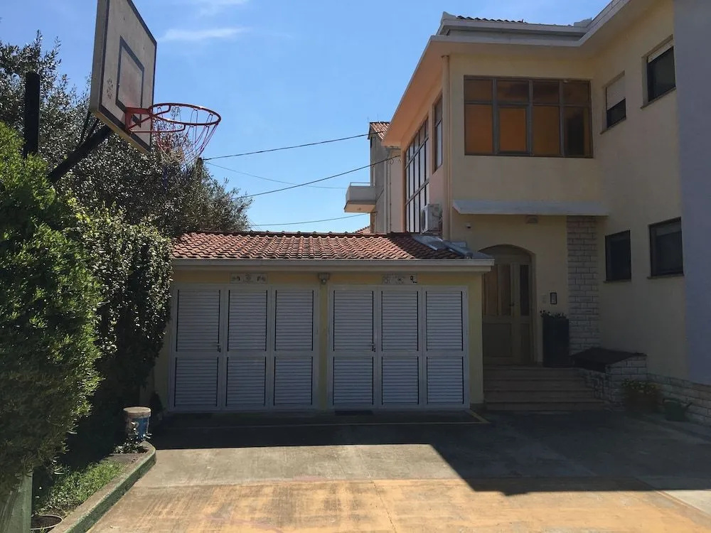 Elza Apartments