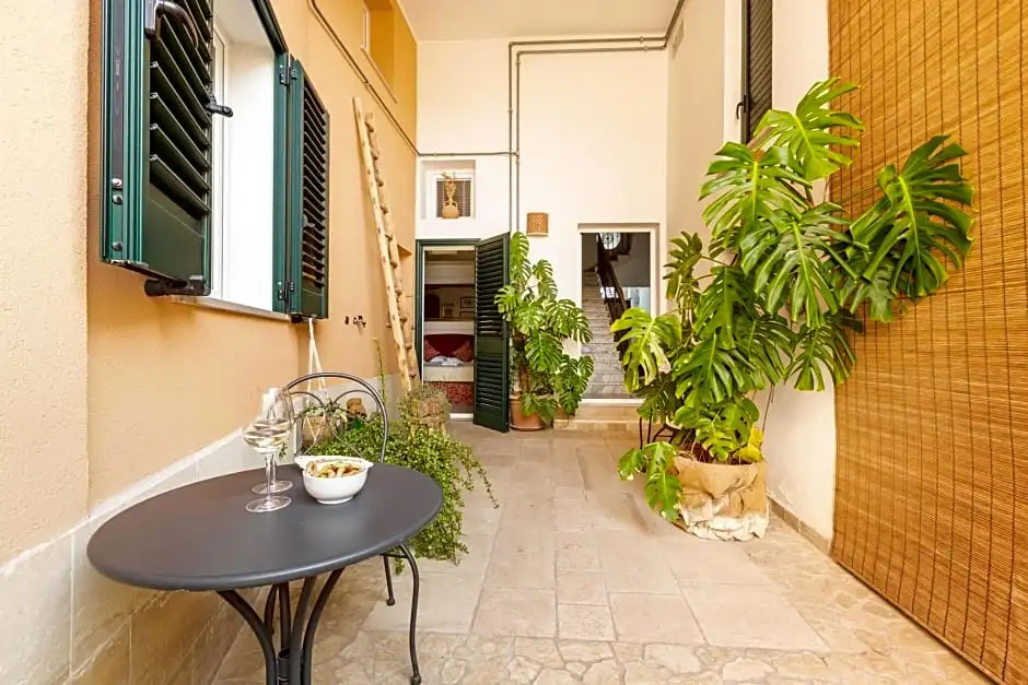 DimoraLeTreMuse Guesthouse