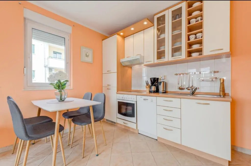 The best OLD TOWN view apartment, 5 min walk, parking (2+2)