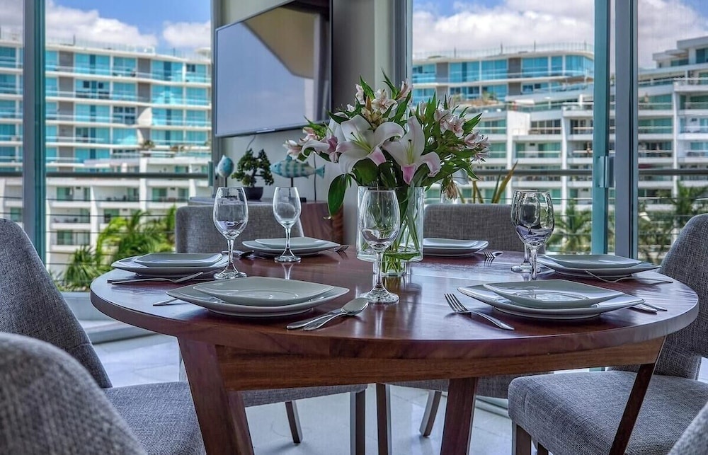 Oceanview 2 BR Condo - Beachclub - Pool - Ocean