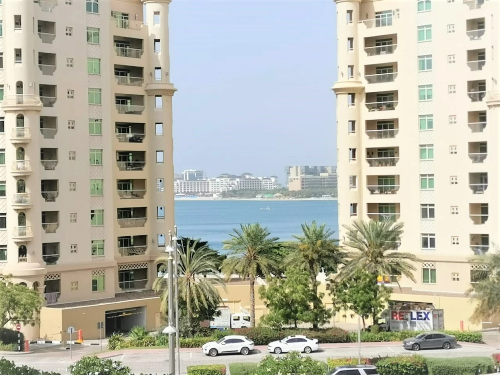 Luxury Stay at the Palm Shoreline Dubai
